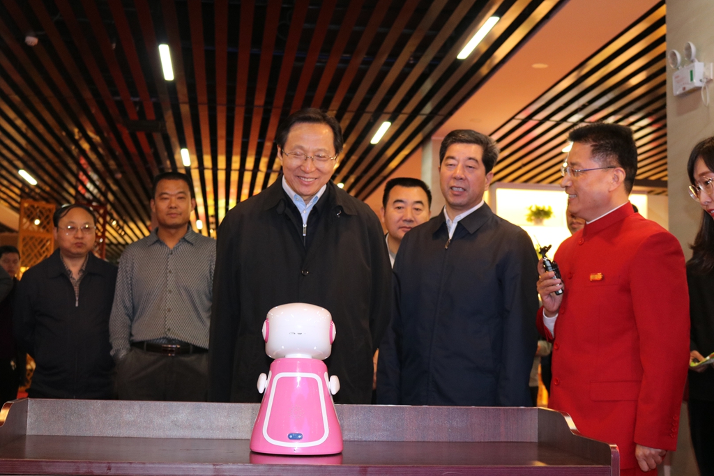 農業部長韓長賦與好想你智能機器人“紅紅”互動_副本.jpg